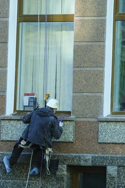 Санкт Петербург Россия Апреля 2018 Года Steeplejack Работает Санкт Петербурге — стоковое фото