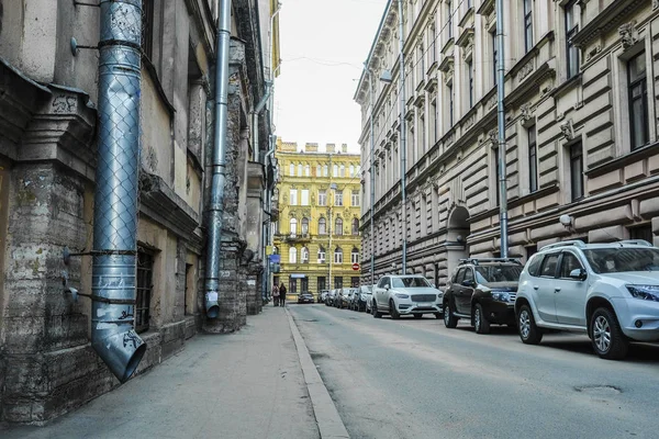 俄罗斯圣彼得堡 2018年4月17日 圣彼得堡街停车场上的汽车 — 图库照片