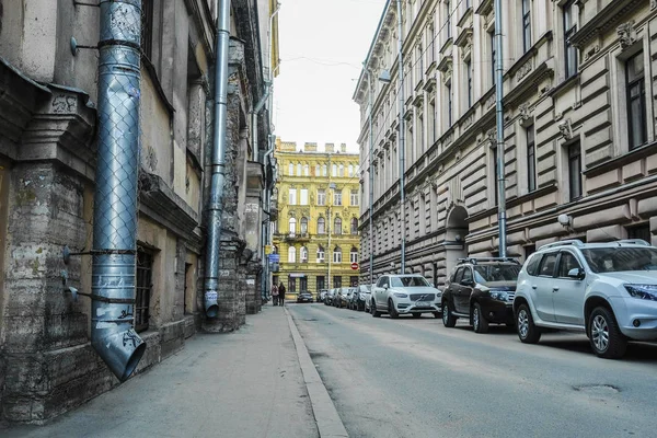 São Petersburgo Rússia Abril 2018 Carros Estacionamento Rua São Petersburgo — Fotografia de Stock