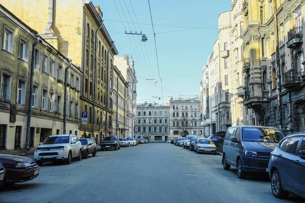 San Petersburgo Rusia Abril 2018 Coches Aparcamiento Calle San Petersburgo — Foto de Stock