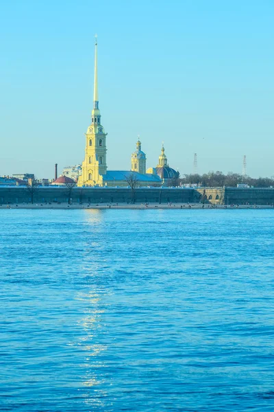 俄罗斯圣彼得堡 2018年4月17日 与圣彼得堡涅瓦堤防形象的城市景观 — 图库照片