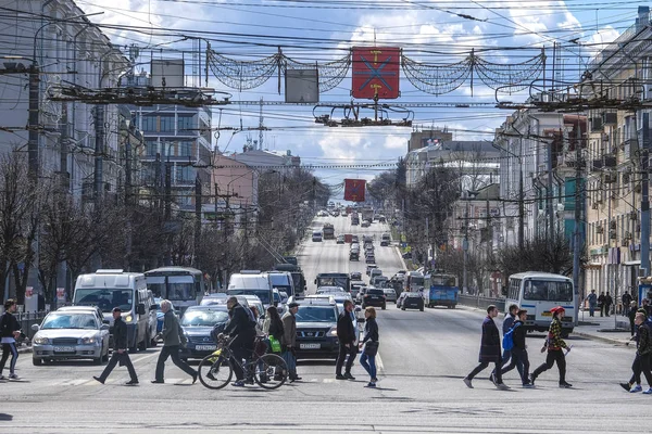 Tula Rússia Abril 2018 Pedestres Cruzam Perspectiva Lenina Centro Tula — Fotografia de Stock