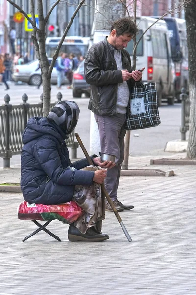 Tula Rússia Abril 2018 Mulher Mendigo Senta Rua Tula — Fotografia de Stock