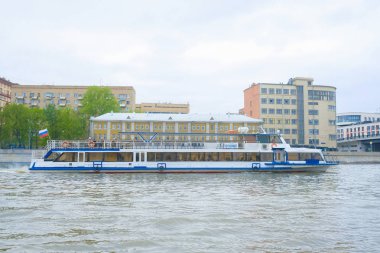 Moskova, Rusya - Mayıs, 6, 2018: nehir görüntüsünü tramvay Moskova Nehri üzerinde