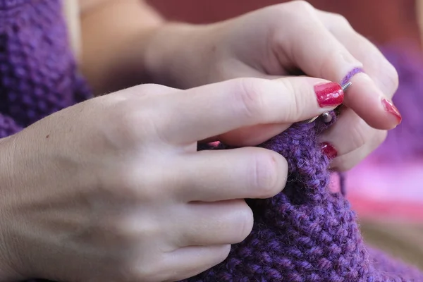 針編みと編み物で女性の手 — ストック写真