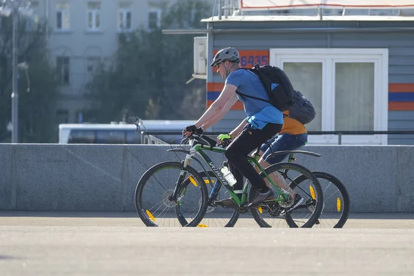 モスクワ ロシア連邦 2018 人のバイクに乗って通り — ストック写真
