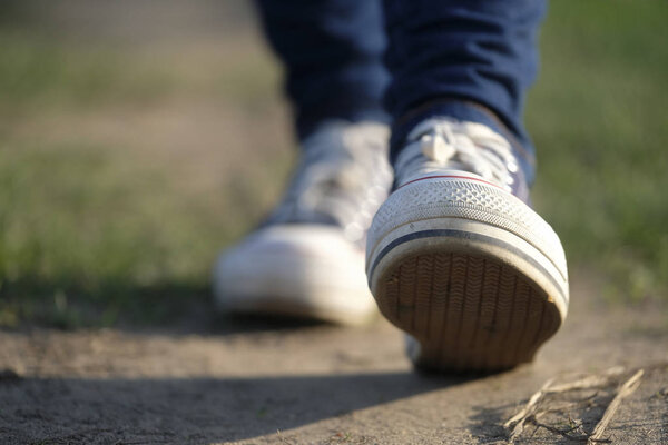 Ноги в резиновых туфлях закрываются.
