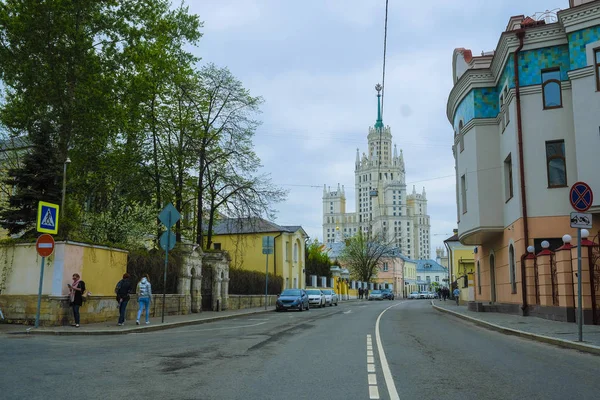 モスクワ ロシア連邦 2018 高層建物でモスクワ ロシア連邦 Kotelnicheskaya 堤防に この建物に Illuzion 映画があります — ストック写真