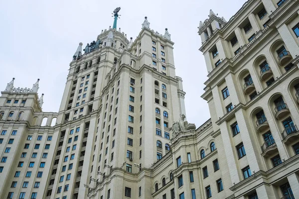 高层建筑在莫斯科 俄罗斯的 Kotelnicheskaya 路堤上 — 图库照片