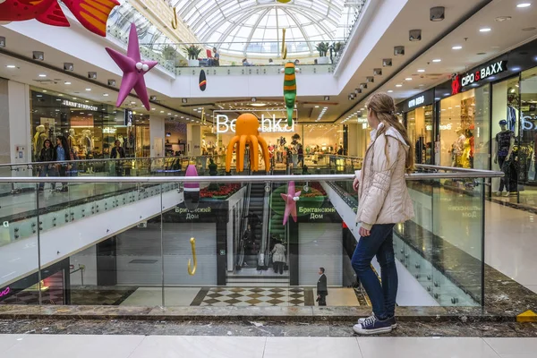 Moscú Rusia Mayo 2018 Imagen Niña Pie Centro Comercial Ereván —  Fotos de Stock