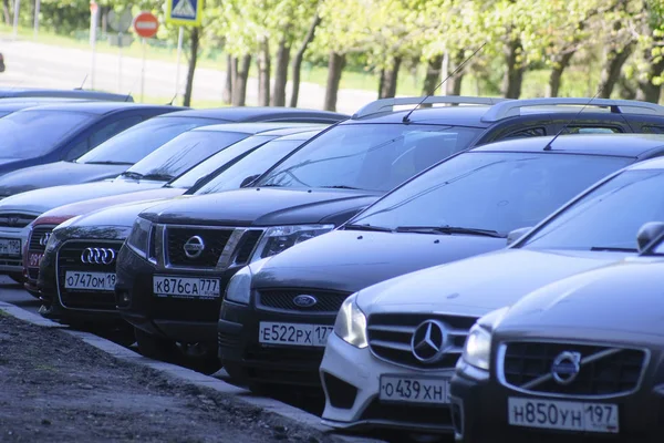 モスクワ ロシア連邦 2018 モスクワの駐車場に車 — ストック写真