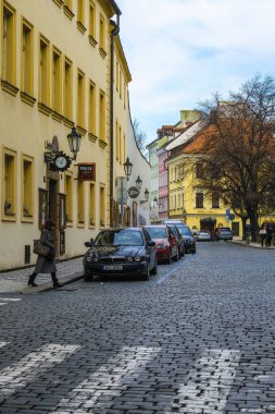 Prag, Çek Cumhuriyeti - 20 Kasım 2019: Yaya geçidinin ve evlerin yakınına park edilmiş arabaların görüntüsü