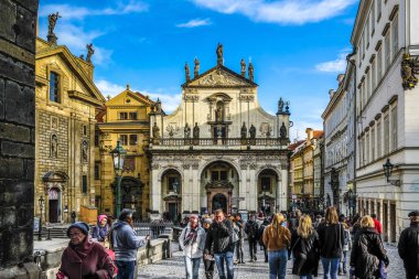 Prag, Çek Cumhuriyeti - 20 Kasım 2019: Prag 'daki St. Salvator Kilisesi yakınlarındaki insanların görüntüsü