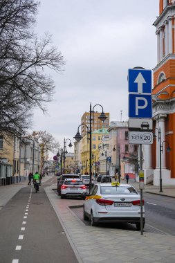 Moskova, Rusya - 28 Kasım 2019: Moskova 'da bir caddede park halindeki bir taksi aracının görüntüsü