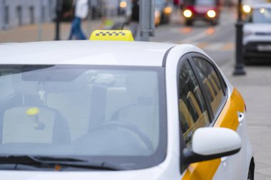 Moskova, Rusya - 28 Kasım 2019: Moskova 'da bir caddede park halindeki bir taksi aracının görüntüsü