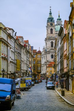 Prag, Çek Cumhuriyeti - 20 Kasım 2019: Prag 'ın eski kısmında bir caddenin görüntüsü
