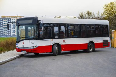 Prag, Çek Cumhuriyeti - 21 Kasım 2019: Prag 'da bir otoparkta otobüs görüntüsü