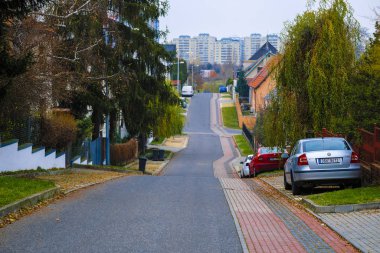 Prag, Çek Cumhuriyeti - 21 Kasım 2019: Prag 'ın bir banliyösündeki yazlık evler