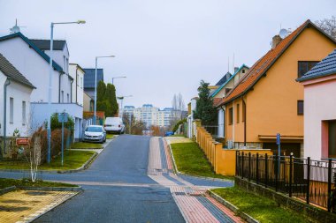 Prag, Çek Cumhuriyeti - 21 Kasım 2019: Prag 'ın bir banliyösündeki yazlık evler