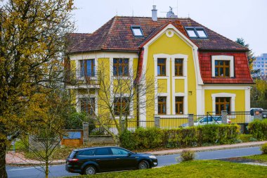 Prag, Çek Cumhuriyeti - 21 Kasım 2019: Prag 'ın bir banliyösündeki yazlık evler