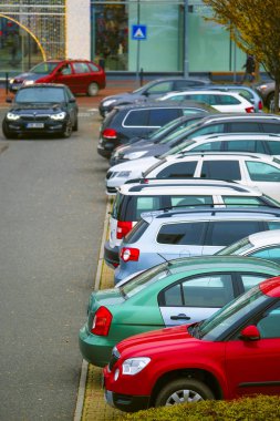 Prag, Çek Cumhuriyeti - 21 Kasım 2019: Prag 'daki bir alışveriş merkezinin yakınındaki park görüntüsü