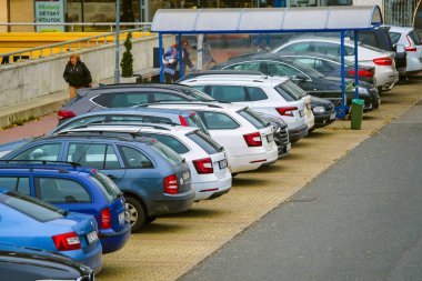 Prag, Çek Cumhuriyeti - 21 Kasım 2019: Prag 'daki bir alışveriş merkezinin yakınındaki park görüntüsü