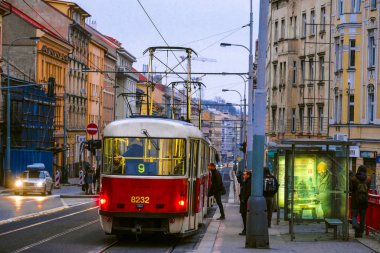 Prag, Çek Cumhuriyeti - 21 Kasım 2019: Prag 'da bir tramvayın görüntüsü