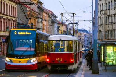 Prag, Çek Cumhuriyeti - 21 Kasım 2019: Prag 'da bir tramvayın görüntüsü