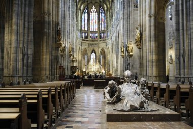 Prag, Çek Cumhuriyeti - 22 Kasım 2019: Prag 'daki St. Vitus Katedrali' nin içi