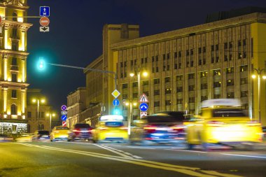 Moskova, Rusya - 28 Kasım 2019: Moskova 'daki gece trafiğinin görüntüsü