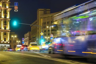 Moskova, Rusya - 28 Ekim 2019: Moskova 'da bir gece caddesinde otobüs görüntüsü