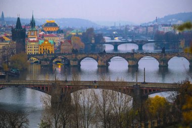 Prag, Çek Cumhuriyeti - 22 Kasım 2019: Charles Köprüsü manzaralı Prag manzarası