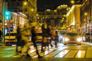 Moskova, Rusya - 28 Ekim 2019: Moskova caddesinden geçen yayaların görüntüsü