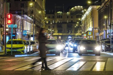 Moskova, Rusya - 28 Ekim 2019: Moskova caddesinden geçen yayaların görüntüsü