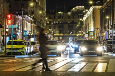Moskova, Rusya - 28 Ekim 2019: Moskova caddesinden geçen yayaların görüntüsü
