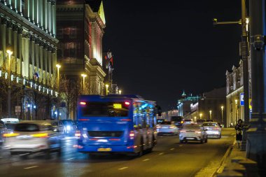 Moskova, Rusya - 28 Ekim 2019: Moskova 'da bir gece caddesinde otobüs görüntüsü