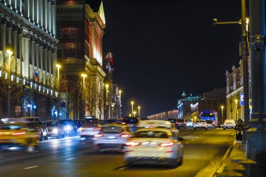 Moskova, Rusya - 28 Kasım 2019: Moskova 'daki gece trafiğinin görüntüsü