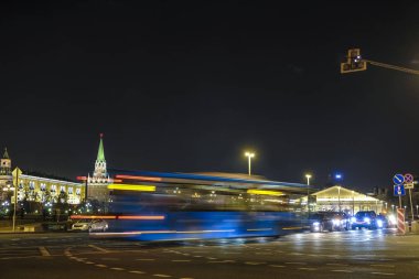 Moskova, Rusya - 28 Ekim 2019: Moskova 'da bir gece caddesinde otobüs görüntüsü