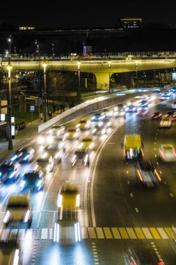 Moskova, Rusya - 28 Kasım 2019: Moskova 'daki gece trafiğinin görüntüsü