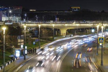 Moskova, Rusya - 28 Kasım 2019: Moskova 'daki gece trafiğinin görüntüsü