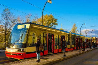 Prag, Çek Cumhuriyeti - 19 Kasım 2019: Prag 'da bir tramvayın görüntüsü