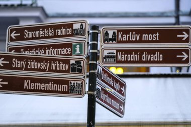 Prag, Çek Cumhuriyeti - 19 Kasım 2019: Prag 'daki yön işaretlerinin görüntüsü