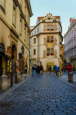 Prag, Çek Cumhuriyeti - 19 Kasım 2019: Prag 'ın eski kesiminde bir caddenin görüntüsü