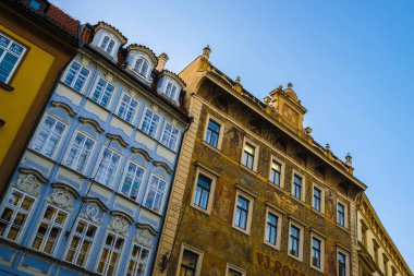 Prag, Çek Cumhuriyeti - 19 Kasım 2019: Prag 'ın eski bölümündeki evlerin resmi