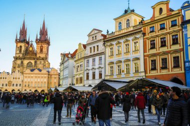 Prag, Çek Cumhuriyeti - 19 Kasım 2019: Prag 'daki Eski Şehir Meydanı