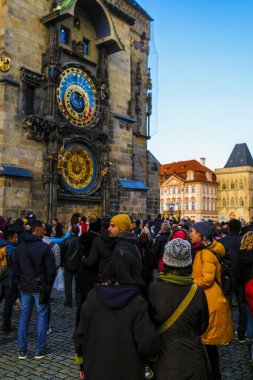Prag, Çek Cumhuriyeti - 19 Kasım 2019: Prag 'daki Orloj Kulesi yakınlarındaki turistlerin görüntüleri