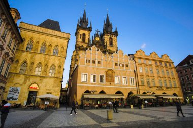 Prag, Çek Cumhuriyeti - 19 Kasım 2019: Prag 'daki Eski Şehir Meydanı