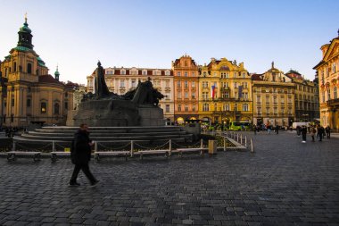 Prag, Çek Cumhuriyeti - 19 Kasım 2019: Prag 'daki Eski Şehir Meydanı' ndaki Jan Hus anıtının resmi