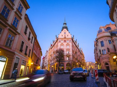 Prag, Çek Cumhuriyeti - 19 Kasım 2019: Prag gece trafiğinin görüntüsü 