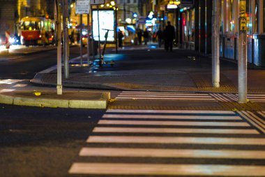 Prag, Çek Cumhuriyeti - 19 Kasım 2019: geceleyin Prag 'dan yaya geçidi görüntüsü